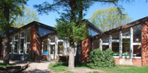 Hohe Decken, hohe Fenster - hell und einladend Gebäude